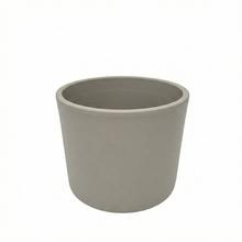 Obal valec v šedej matnej farbe, priemer 28 cm.