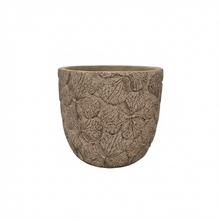 Béžový keramický obal na kvety s textúrou listov.