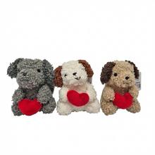 Kovová kľúčenka v tvare psíka so srdcom.