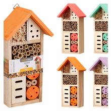 Dom pre hmyz s rôznymi farbami a otvormi na hmyz.