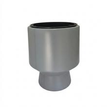 Svetlo šedý kvetináč s vkladom, výška 27 cm.