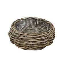 Sivý ratanový kôš guľa s priemerom 26 cm a výškou 12 cm.