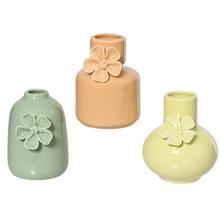 Váza na kvety z porcelánu v troch farbách.