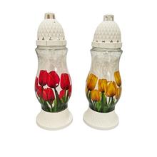 Náhrobné sviečky s tulipánmi v červenej a žltej farbe.