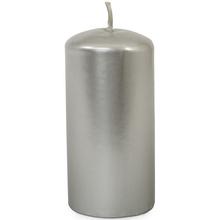 Strieborná sviečka valcového tvaru.