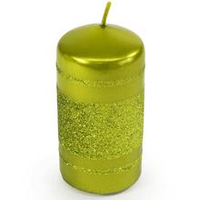 Vianočná sviečka s metalickými pruhmi v olivovej farbe.