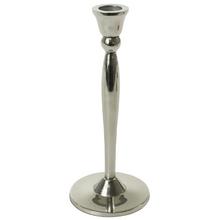 Hliníkový svietnik s výškou 20 cm.