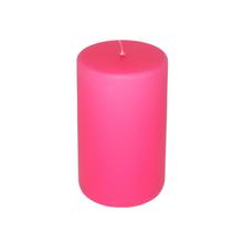 Ružová matná sviečka valcového tvaru.