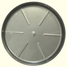 Strieborná okrúhla miska pod kvetináč.