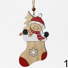 Závesná dekorácia v tvare ponožky a rukavice so sobom a snehuliakom.