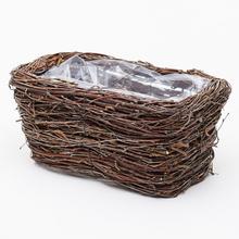 Hranatá balkónovka z prútia s plastovým vnútrom.