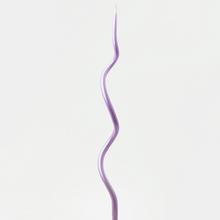 Kónická sviečka v lila farbe s hadovitým tvarom.