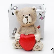 Keramický medvedík srdce v krabičke.