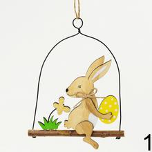 Drevené zajačiky na hojdačke s kvetinou a vajíčkom.