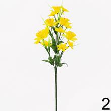 Kytica umelých narcisov v žltej farbe.