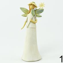 Dekoračná keramická víla s kvetinami.