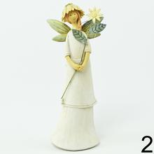 Dekoračná keramická víla s kvetinami.