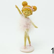 Ružová baletka s perím, dekorácia do záhrady.