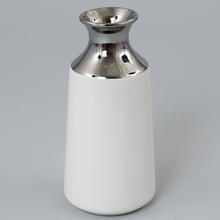 Biela keramická váza s lesklým strieborným okrajom.