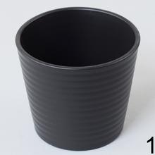 Sada keramických obalov na kaktusy v rôznych farbách.