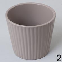 Sada keramických obalov na kaktusy v rôznych farbách.