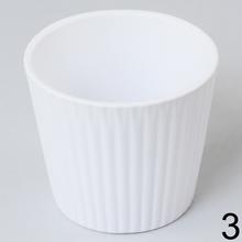 Sada keramických obalov na kaktusy v rôznych farbách.