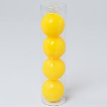 Žlté guľové sviečky v tube.