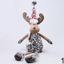 Dva sediaci jeleňi v zimných čiapkach.