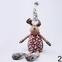 Dva sediaci jeleňi v zimných čiapkach.