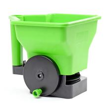 Ručný rozmetač hnojiva v zelenej farbe.