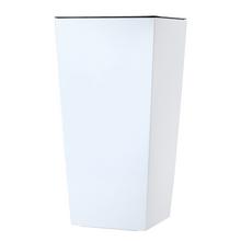 Biely štvorcový kvetináč s vkladom.