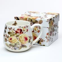 Keramická šálka s motívom šípových ruží a motýľov.