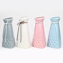 Obal váza s výrezom a mašľou v mixe farieb.