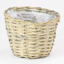 Šedý prútený košík strednej veľkosti.