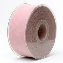 Ružová zamatová stuha na rolke.