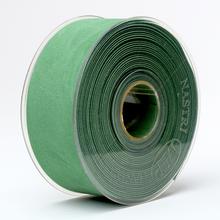 Zelená zamatová stuha na rolke.