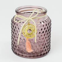 Fialový svietnik zo skla s dekoratívnym detailom.