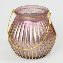 Svetlý fialový svietnik zo skla s dekoratívnym zlatým vzorom.