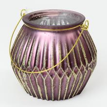 Fialový svietnik zo skla s dekoratívnym zlatým vzorom.