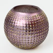 Fialový sklenený svietnik s textúrou.