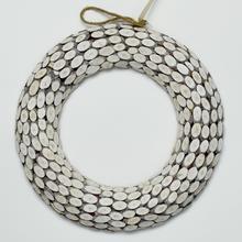 Drevený veniec s bielymi detailmi, priemer 32 cm.