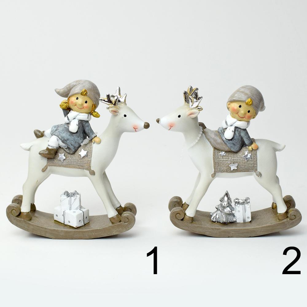 Dve deti na soboch s darčekmi, vianočná dekorácia.