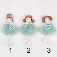 Modré bábiky na zavesenie s rôznymi doplnkami.