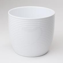 Biely keramický obal s textúrou a srdiečkom.