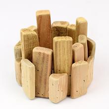 Drevený obal s prírodným vzhľadom.