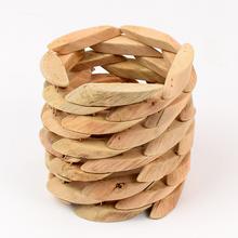 Drevený obal s dekoratívnym dizajnom.