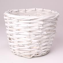 Biely prútený košík strednej veľkosti.