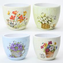 Cementové kvetináče s kvetinovým vzorom.