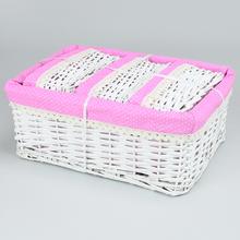 Prútený košík s ružovým vzorom a bielou farbou.