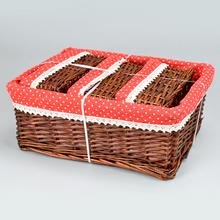 Prútený košík s červeným vzorom bodiek, sada 4 kusov.